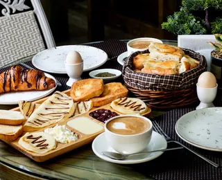 Esqueça o pão com ovo e a tapioca com o café da manhã que garante saciedade