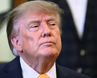 EUA restringem vistos de sul-africanos após críticas de Trump