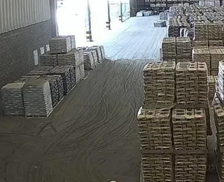 Ex-funcionário usa farda de empresa para furtar 280 sacos de cimento na Bahia