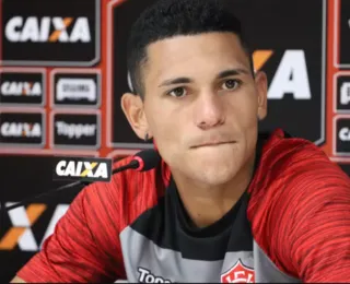 Ex-Vitória deixa clube da Série B em meio à crise e cobra R$ 340 mil