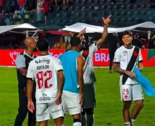 Ex-Vitória investigado por tráfico de armas imita arminha no Barradão