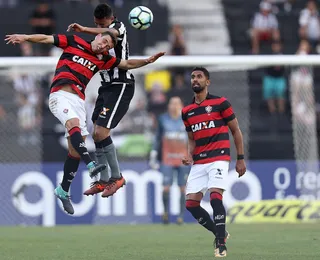Ex-Vitória passa mal durante jogo da Série B e para em hospital