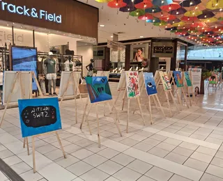Exposição reúne pinturas de crianças autistas em shopping de Salvador