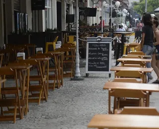 Famosa rede de restaurantes é condenada a pagar R$ 15 mil a garçom proibido de sentar