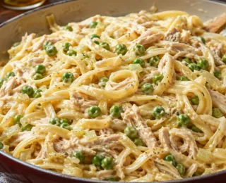 Fim do mês apertou? Faça esse macarrão cremoso com frango de 5 ingredientes