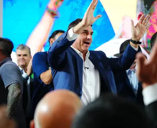 Flávio Bolsonaro desembarca nos Estados Unidos após fuga do Brasil