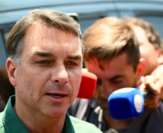 Flávio Bolsonaro diz que não dará cargo ao pai caso for eleito
