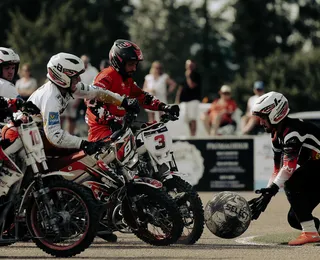 Futebol sobre duas rodas: veja fotos do campeonato de motoball na França