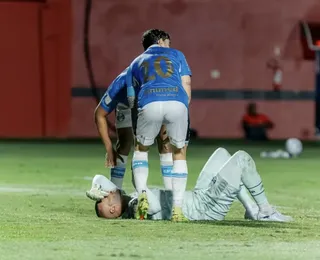 Goleiro cai segundos antes do início do jogo entre Vitória e Grêmio