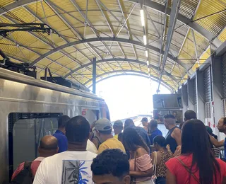 Homem é esmagado entre trem e plataforma na estação de Salvador