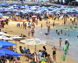 Idoso morre após se afogar em praia turística de Salvador