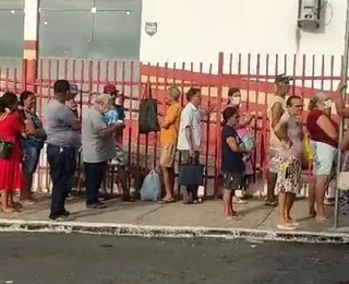 ​Idosos madrugam em calçadas por exames e consultas na Saúde de Jequié
