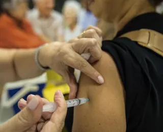 Idosos têm nova vacina grátis no SUS; veja quem pode tomar