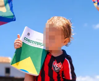Imagem de criança segurando Constituição em ato de Lula em Salvador viraliza