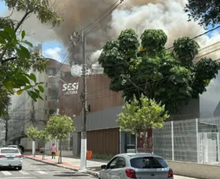 Incêndio destrói teatro do Sesi e atividades são suspensas