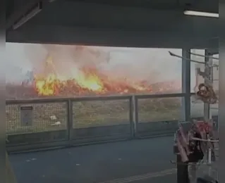 Incêndio provoca correria e fumaça perto de estação de metrô em Salvador