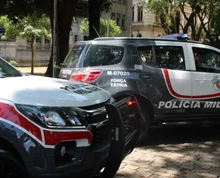 Jovem é morto com 27 tiros após PMs confundirem celular com arma