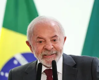 Lula ironiza mudança no voto de Flávio sobre fim da escala 6x1