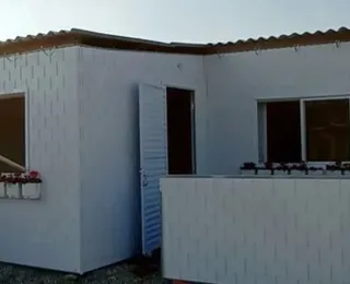 Mãe de nove filhos recebe casa construída em 15 horas com plástico reciclado
