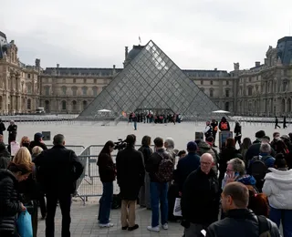 Manifestantes bloqueiam entrada do Museu do Louvre em Paris