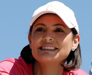 Michelle Bolsonaro bate boca com eleitora e usa camisa provocando Janja