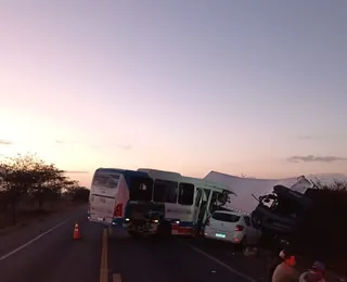 Micro-ônibus com 27 pessoas sofre acidente na BR-324