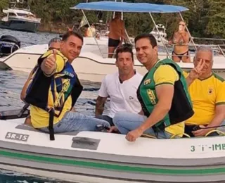 Moto aquática dos Bombeiros é atingida em ato de Flávio Bolsonaro