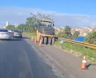 Motociclista morre ao bater em rolo compactador em Salvador