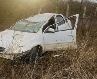 Motorista fica ferido após carro capotar na BA-120