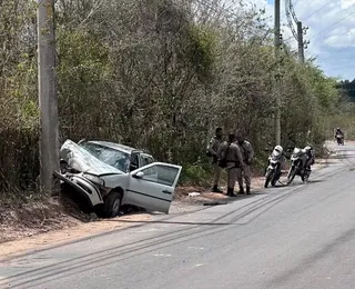 Mulher morre e bebê de 7 meses fica ferido após carro bater em poste na Bahia