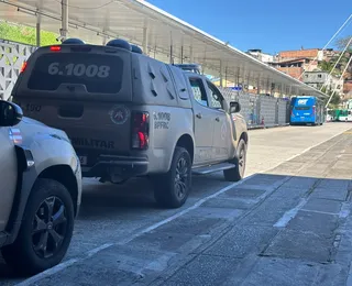 Mulher rende motorista de ônibus com faca em Salvador e faz exigências