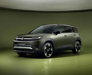 Novo SUV elétrico da VW estreia com autonomia de 427 km e tela retrô