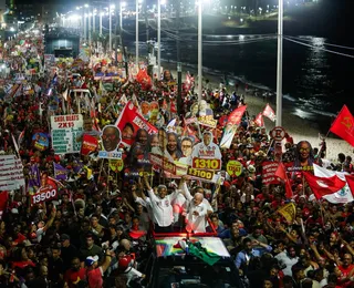 Ondina fica tomada de vermelho antes de carreata com Lula em Salvador