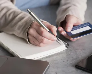 Parcelar a fatura pode fazer uma dívida de R$ 1 mil virar quanto?