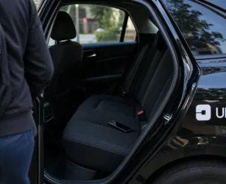 Passageiro da Uber esquece celular em carro, não recupera e recebe R$ 7 mil