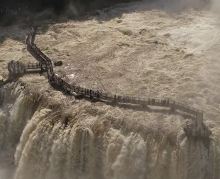 Passarela das Cataratas do Iguaçu é interditada após aumento da vazão