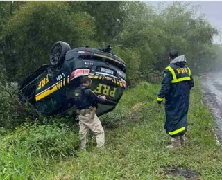 Policial rodoviário federal fica ferido após viatura capotar na BR-324