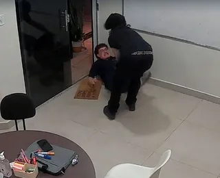 Professor é esfaqueado 9 vezes por aluno de 14 anos durante aula
