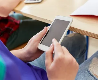 Proibição de celular reduz cyberbullying e ansiedade, diz pesquisa