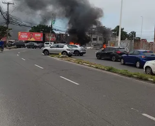 Protesto na Boca do Rio tem ônibus apedrejado e pista interditada; veja vídeo