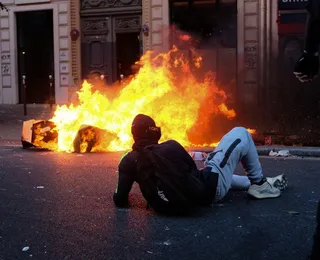 Protestos na França terminam com 1.800 detidos e prefeitura incendiada