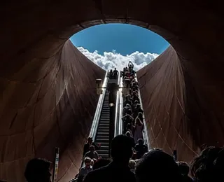 Quase 50 metros ao submundo: conheça estação de metrô entre as mais bonitas da história