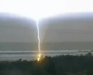 Raio atinge mulher na praia e vítima morre após parada cardíaca; VÍDEO