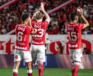 “Rei do acesso”, ex-Bahia lidera Série B e mira elite após 40 anos