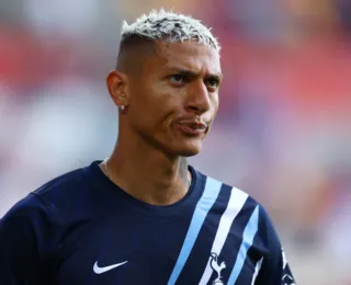 Richarlison acusa Flávio Bolsonaro de tomar casa de R$ 10 milhões