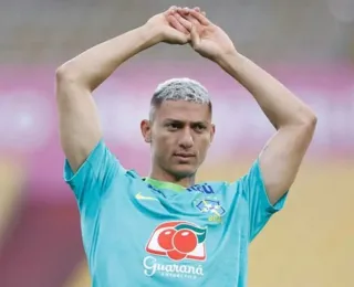 Richarlison cobra Flávio Bolsonaro por mansão de R$ 10 milhões no RJ