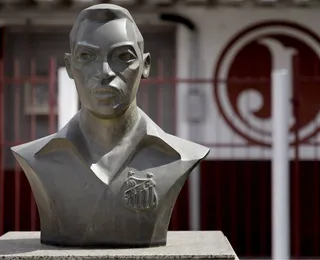 SAF retira busto de Pelé da frente de estádio tradicional brasileiro