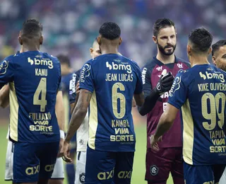 Sem Mingo, Bahia de Ceni fica torto em campo e expõe lado esquerdo vulnerável