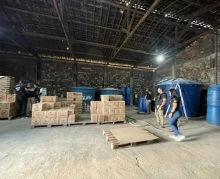 Suspeita de falsificação: polícia encontra 5 mil litros de cachaça em caixas-d’água