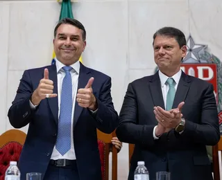 Tarcísio de Freitas e Flávio Bolsonaro postam fake para criticar ato pró-Lula